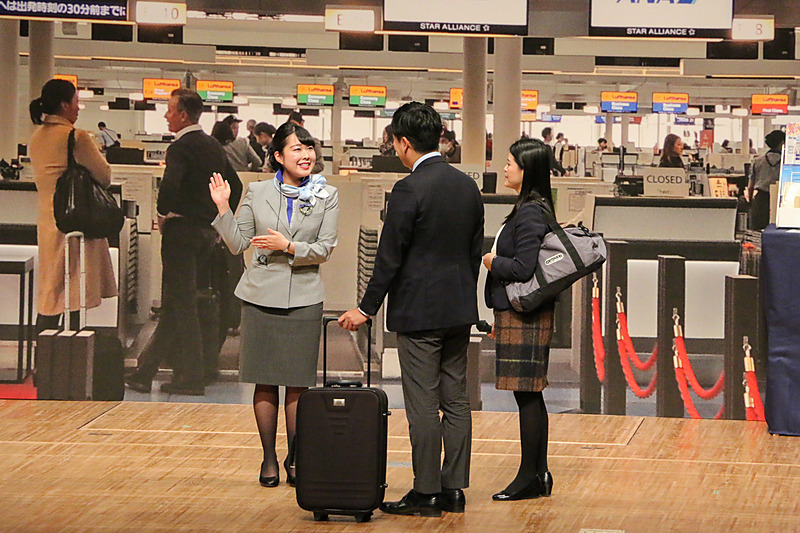 1組目は北海道は初めてという海外からの男性客、2組目は以前の搭乗で機内に忘れ物をしたという男性客に対応した