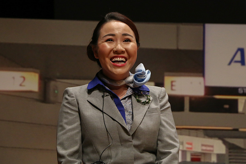 1組目はTSA事前審査プログラムについて尋ねてきた女性客、2組目はパスポートを家に忘れたという男性客に対応した