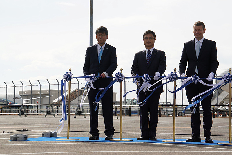 ボーイング 787 初号機（ZA001）とドリームリフター（747LCF）をバックに登壇者による記念撮影