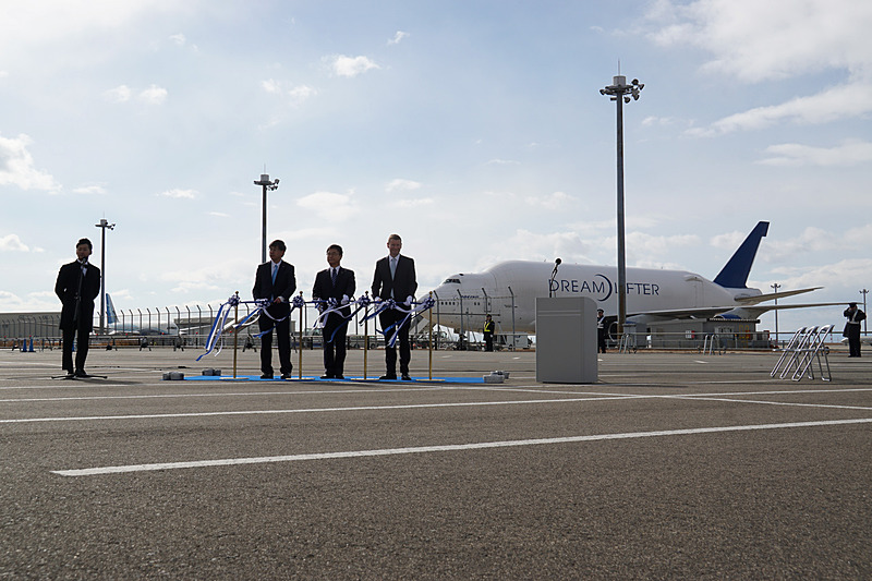 ボーイング 787 初号機（ZA001）とドリームリフター（747LCF）をバックに登壇者による記念撮影