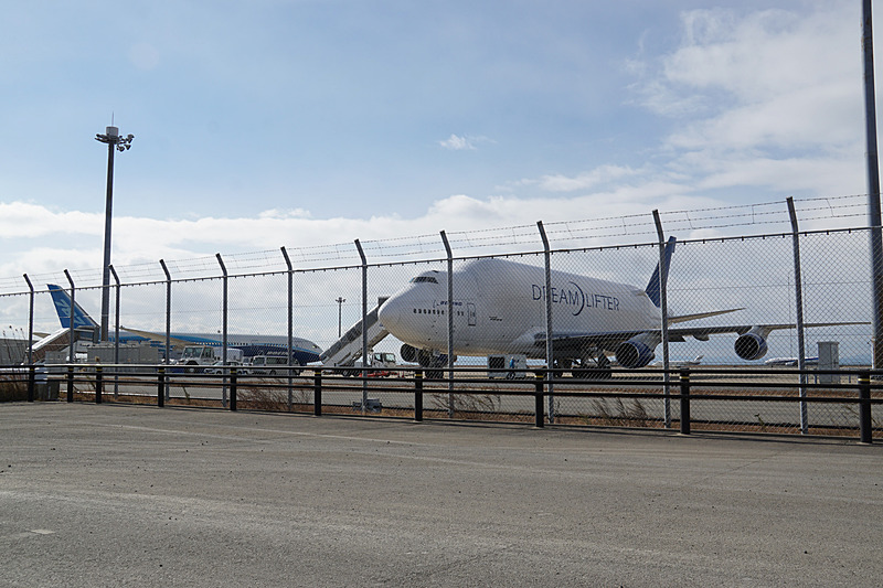 ドリームリフター（747LCF）のまわりを回ってボーイング 787初号機が登場