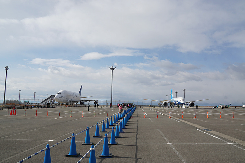 ドリームリフター（747LCF）のまわりを回ってボーイング 787初号機が登場