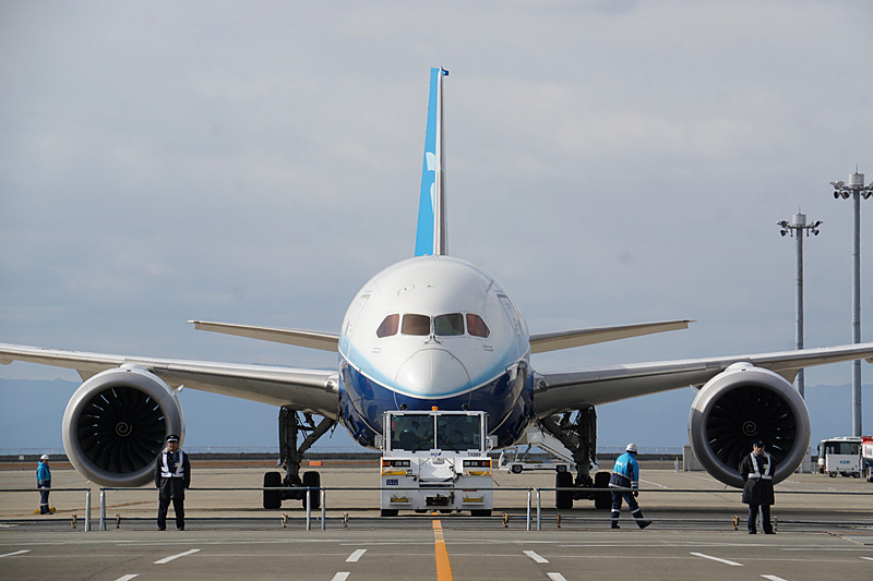 ドリームリフター（747LCF）のまわりを回ってボーイング 787初号機が登場