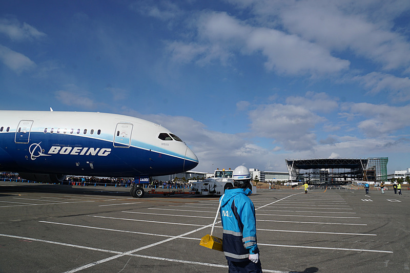 ドリームリフター（747LCF）のまわりを回ってボーイング 787初号機が登場