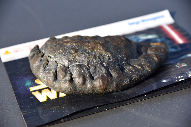 「ダークサイド・カルツォーネ（スパイシーチキンカレー）」（680円）