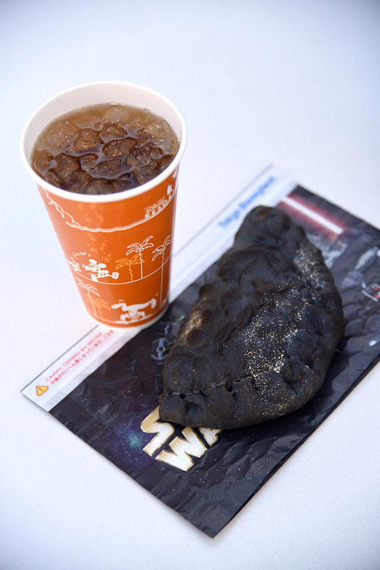 ドリンク付きの「ダークサイド・カルツォーネ（スパイシーチキンカレー）セット」（890円）