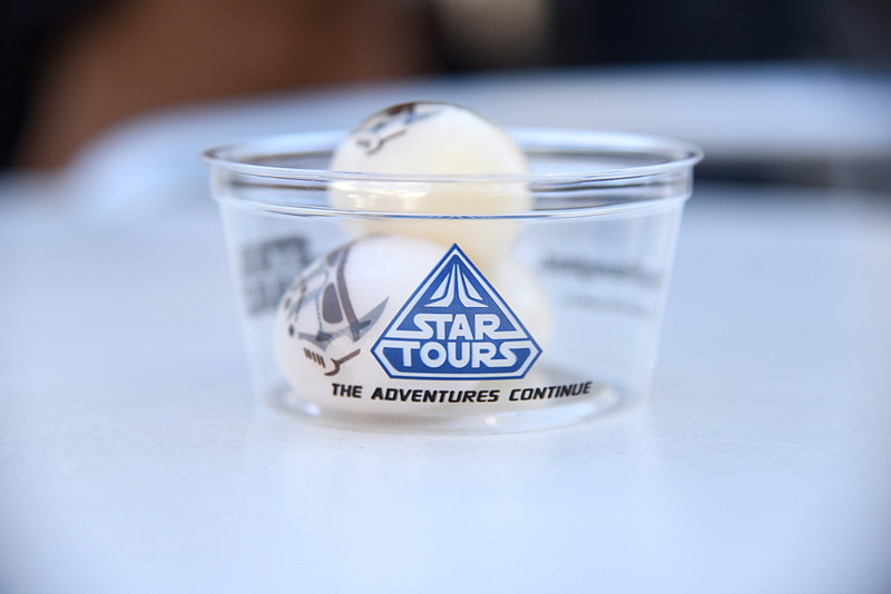 ケースはアトラクション、映画「スター・ウォーズ」シリーズ、さらに東京ディズニーランドのロゴ入りトリプルネーム仕様