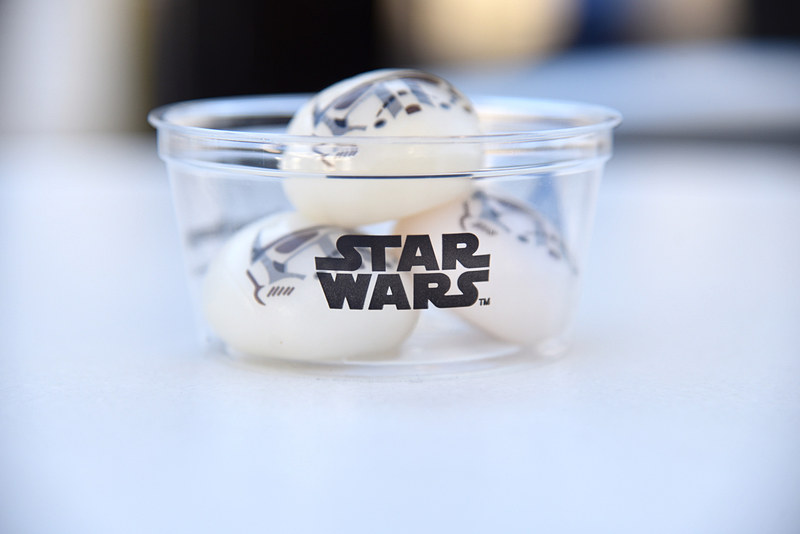 ケースはアトラクション、映画「スター・ウォーズ」シリーズ、さらに東京ディズニーランドのロゴ入りトリプルネーム仕様