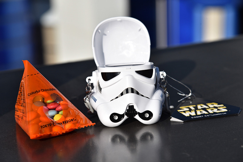 ストームトルーパーのヘルメット上部を開けてチョコレートを入れよう