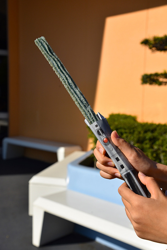 「チュロス（メロンソーダーシュガー）」（350円）。両手で持って構えるとさらにライトセーバー感が倍増