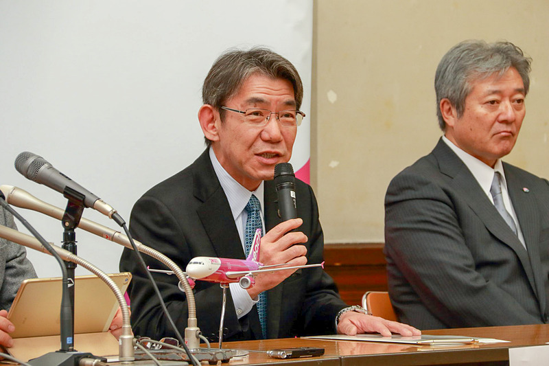 釧路市長 蝦名大也氏（左）