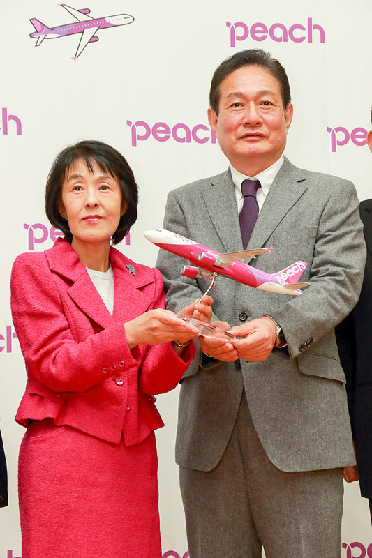 ピーチのエアバス A320型機のモデルプレーンをともに持つ井上氏と高橋氏