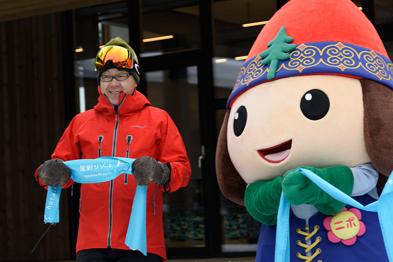 カットしたテープを見せる星野代表