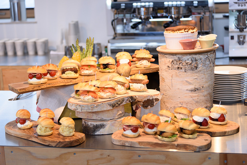 cafe＆bar「つきの」。コーヒーのほかビールや日本酒もある