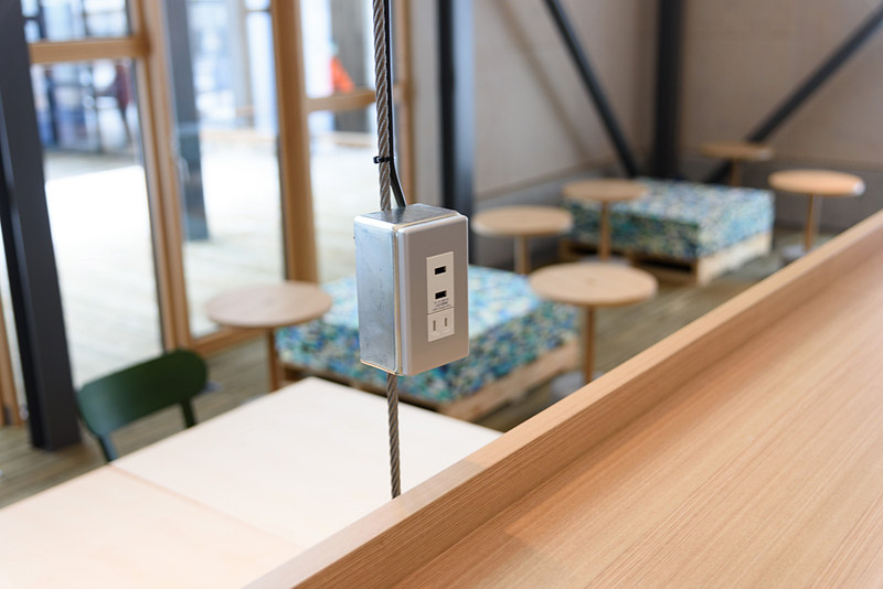 cafe＆bar「つきの」には電源のある席も。ソリッドな感じながら、USB端子も装備する