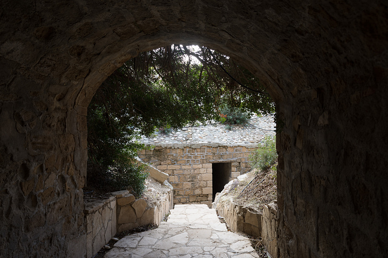 ペトラ・トゥ・ロミウは、お土産物屋さんやカフェがある駐車場から、道路をくぐって海岸へ出る。入場料などは徴収されない