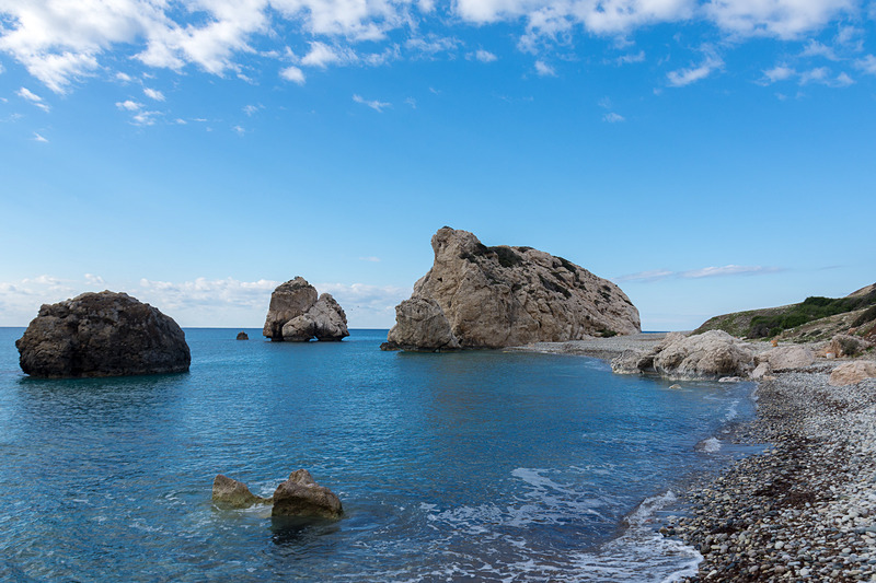 アフロディーテ生誕の地「ペトラ・トゥ・ロミウ」。大きな岩は別の伝説を持ち、隣の岩がアフロディーテ生誕に関する岩