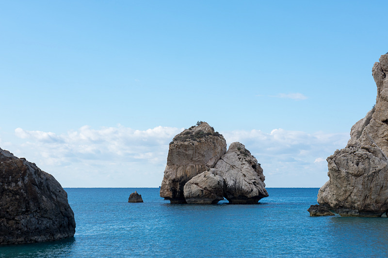 アフロディーテ生誕の地「ペトラ・トゥ・ロミウ」。大きな岩は別の伝説を持ち、隣の岩がアフロディーテ生誕に関する岩