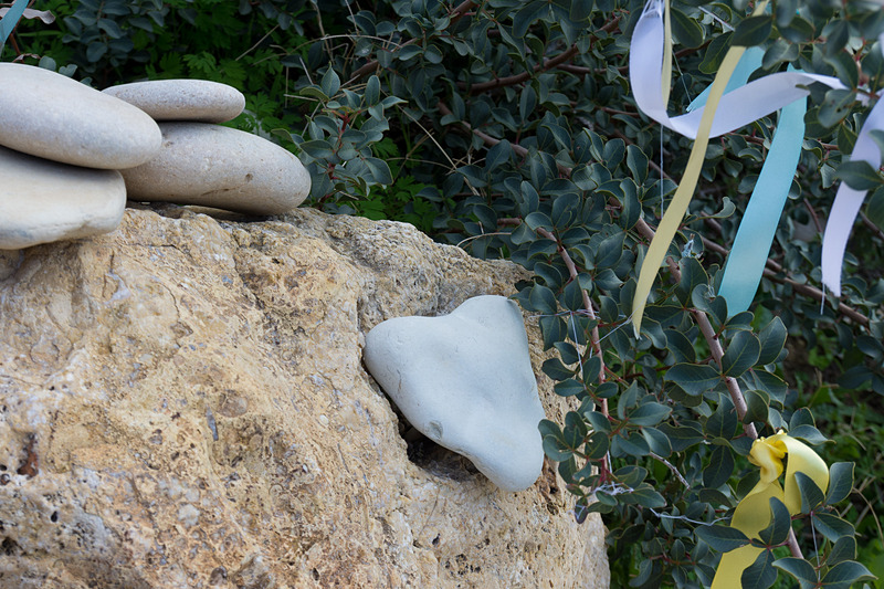 リボンを結んだ願掛けスポットも。このビーチでハート型の石を見つけると愛が叶うとか
