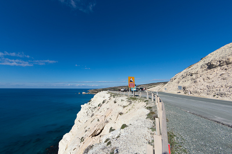 ペトラ・トゥ・ロミウの南側にクルマを駐められるビューイングスポットがある。パフォスへと至る海岸線の美しさとともに望める