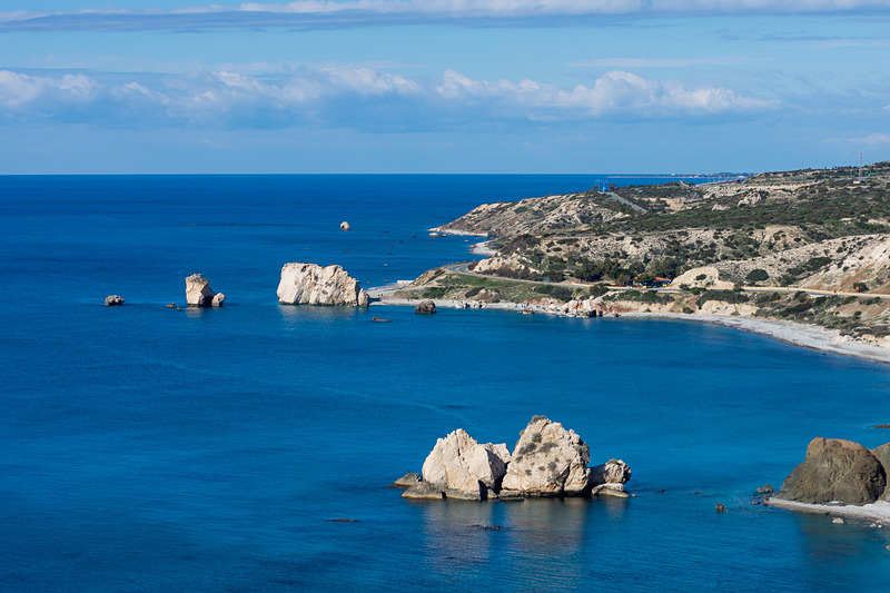 ペトラ・トゥ・ロミウの南側にクルマを駐められるビューイングスポットがある。パフォスへと至る海岸線の美しさとともに望める
