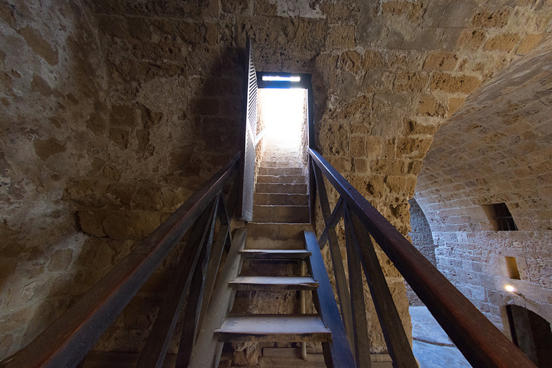 階段を使って上階へ行ける