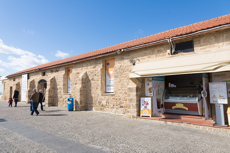 要塞跡へ向かうマリーナ沿いの道にはカフェやレストラン、お土産物屋が並ぶ