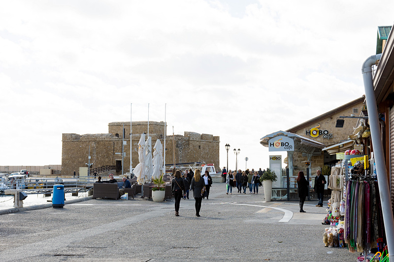 要塞跡へ向かうマリーナ沿いの道にはカフェやレストラン、お土産物屋が並ぶ