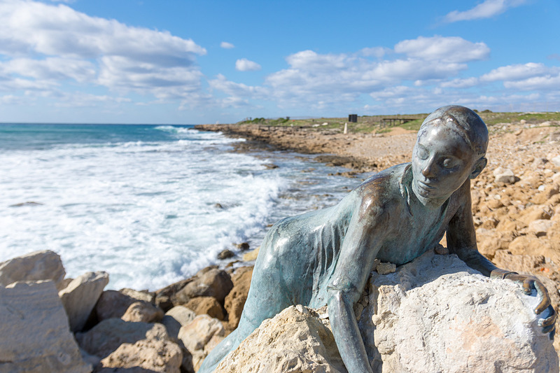 その海側には海から来た女神のような彫刻も