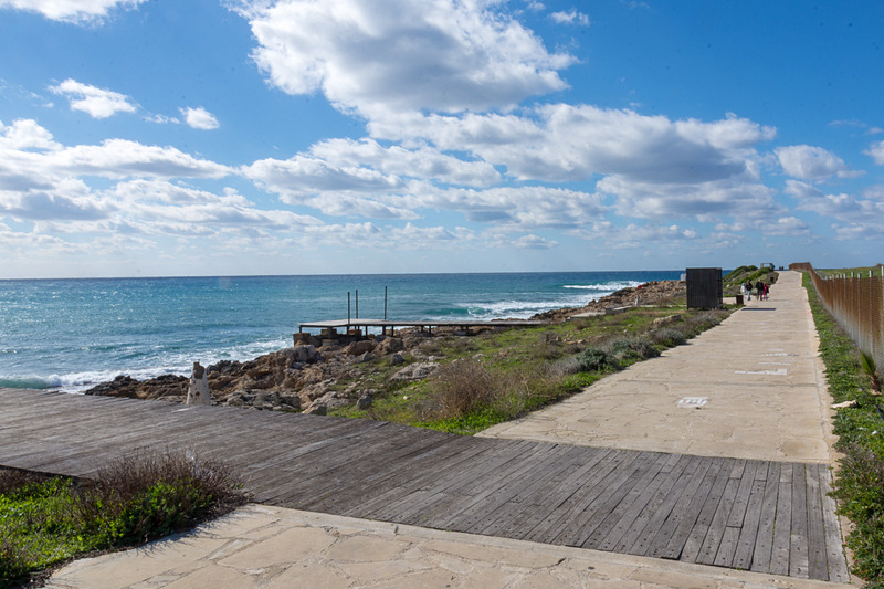 海沿いに遊歩道が延びており、天気がよければ散歩やサイクリングをするのによさそう