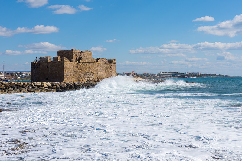 海沿いの遊歩道から見た要塞跡