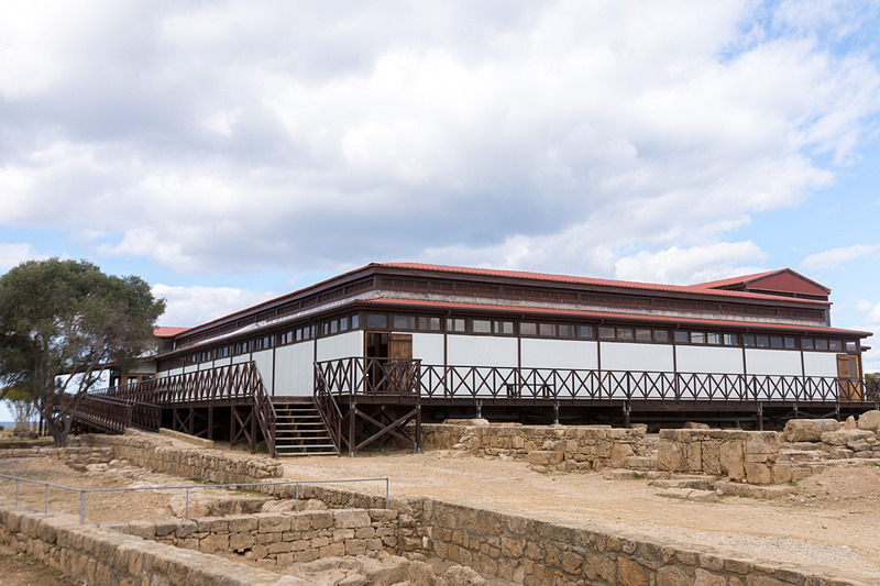 多数のモザイクが残されているディオニソスの館（The House of Dionysos）。手すりの付いた廊下から、各部屋に敷かれたモザイク画を見ることができる