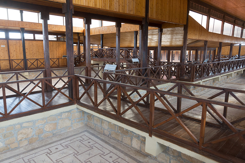 多数のモザイクが残されているディオニソスの館（The House of Dionysos）。手すりの付いた廊下から、各部屋に敷かれたモザイク画を見ることができる