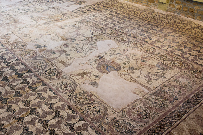 ギリシャ神話の神であるエロスが羽根を広げたクジャクを持つ様子を描いている