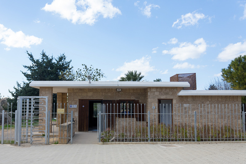 王族の墓（The Tombs of the Kings）のエントランス。入場料は2.5ユーロ（約340円）