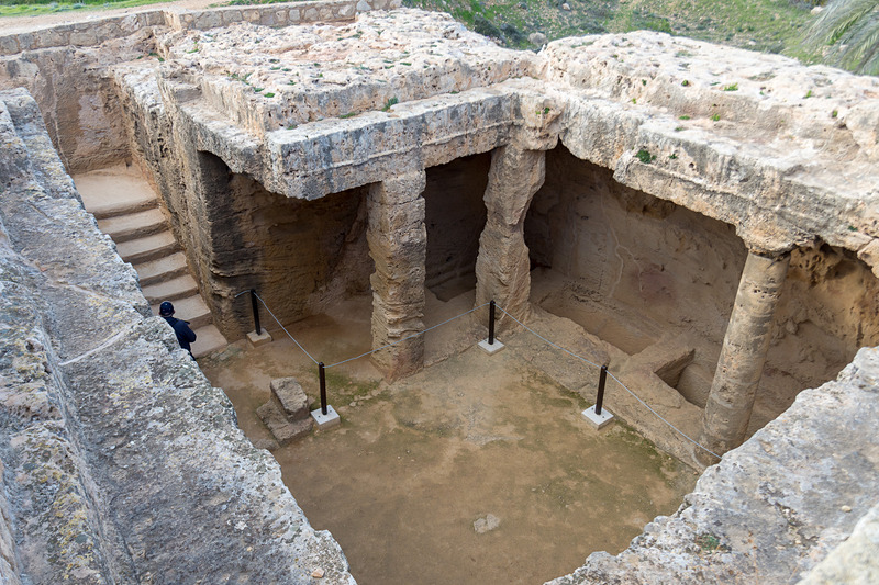 さまざまな墓。石造りで古代の建築物を見ているような気分になる