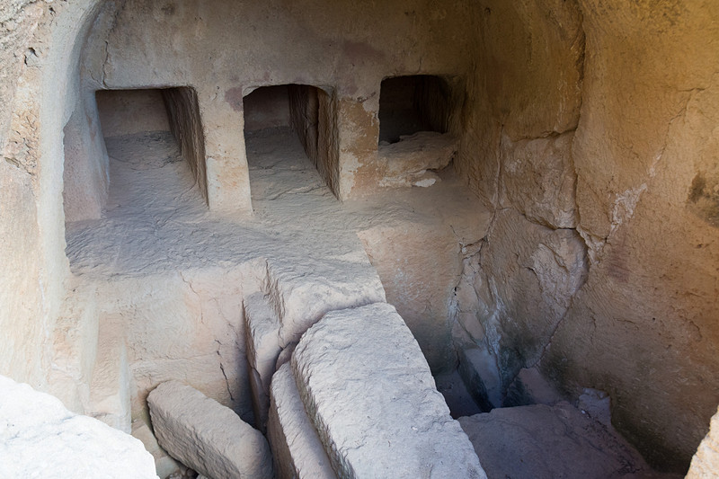 さまざまな墓。石造りで古代の建築物を見ているような気分になる