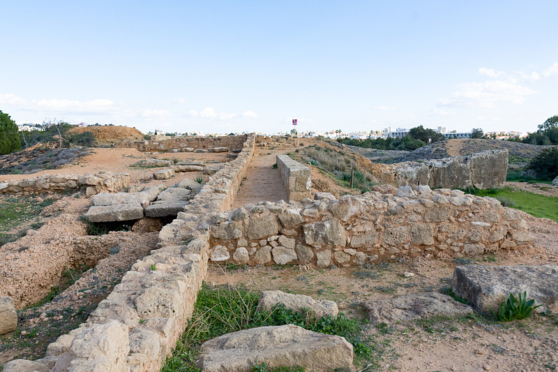 さまざまな墓。石造りで古代の建築物を見ているような気分になる