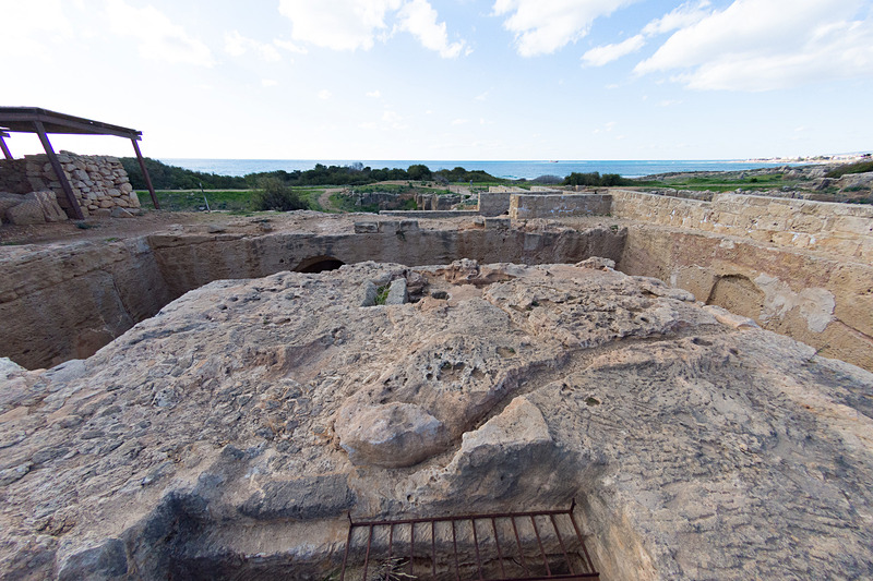 さまざまな墓。石造りで古代の建築物を見ているような気分になる