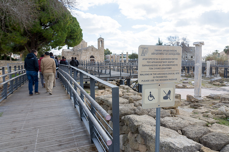 4世紀に作られたキプロス島最初期の礼拝堂跡地。野ざらしになっているが当時の柱やモザイクなどが残されており、周囲に作られた通路から観賞できる