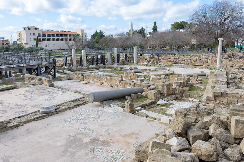 4世紀に作られたキプロス島最初期の礼拝堂跡地。野ざらしになっているが当時の柱やモザイクなどが残されており、周囲に作られた通路から観賞できる