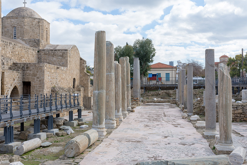 4世紀に作られたキプロス島最初期の礼拝堂跡地。野ざらしになっているが当時の柱やモザイクなどが残されており、周囲に作られた通路から観賞できる