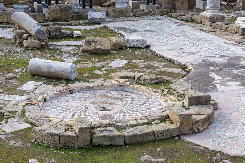 4世紀に作られたキプロス島最初期の礼拝堂跡地。野ざらしになっているが当時の柱やモザイクなどが残されており、周囲に作られた通路から観賞できる