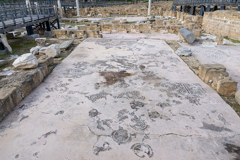 4世紀に作られたキプロス島最初期の礼拝堂跡地。野ざらしになっているが当時の柱やモザイクなどが残されており、周囲に作られた通路から観賞できる