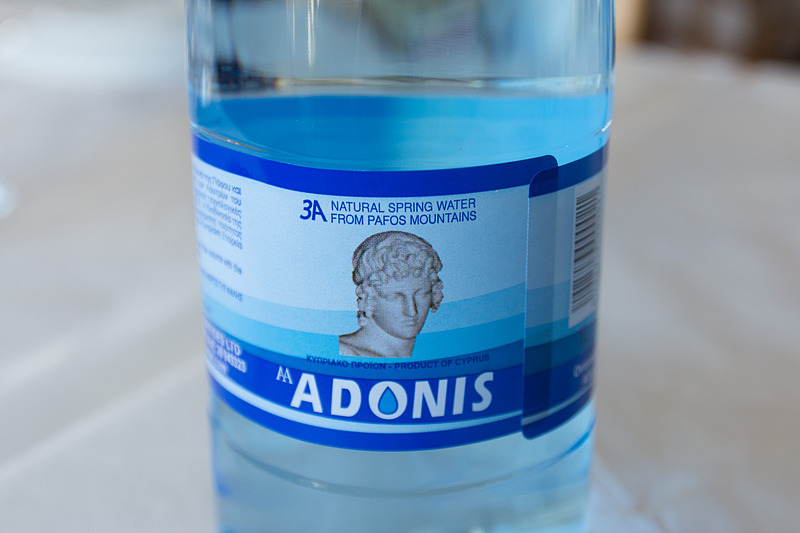 パフォスの山から汲んだというミネラルウォーター。ギリシャ神話でアフロディーテに愛されたアドニスの名が付けられている