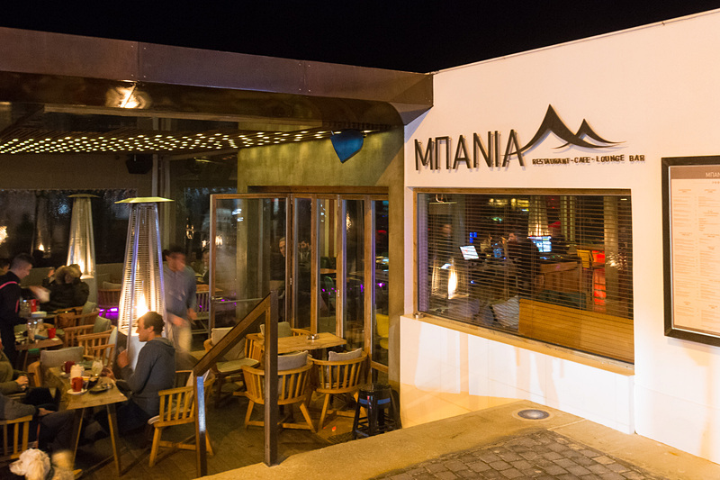 パフォスのマリーナ沿いに建つエムパニア（Ta Mbania）。夜はバーの雰囲気