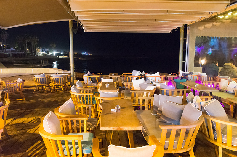 パフォスのマリーナ沿いに建つエムパニア（Ta Mbania）。夜はバーの雰囲気