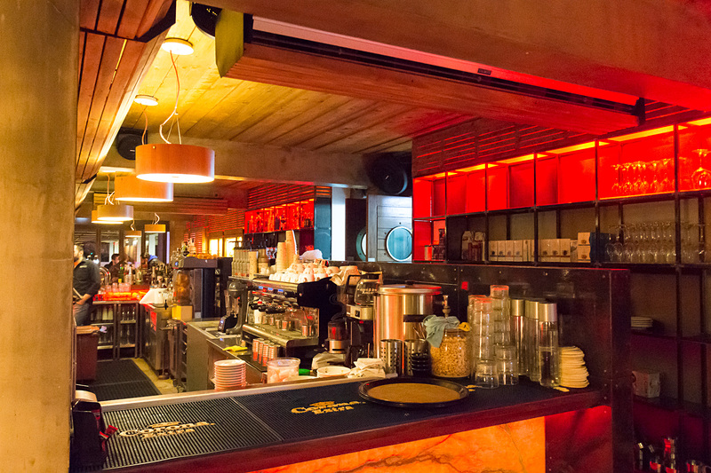 パフォスのマリーナ沿いに建つエムパニア（Ta Mbania）。夜はバーの雰囲気