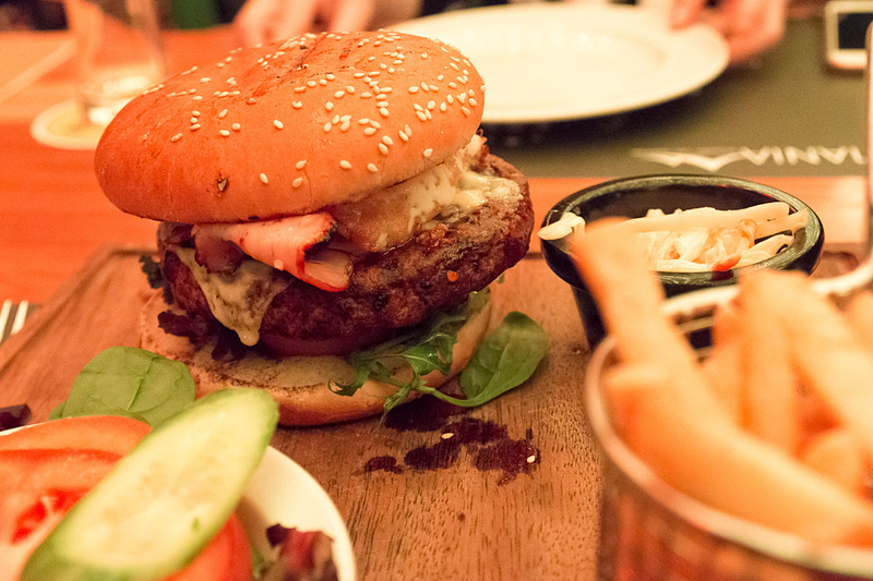 手軽にハンバーガーを……と思ったらこのボリューム感