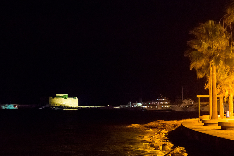 お店の外に出て少し歩くと、ライトアップされたパフォス城（要塞跡）を望める